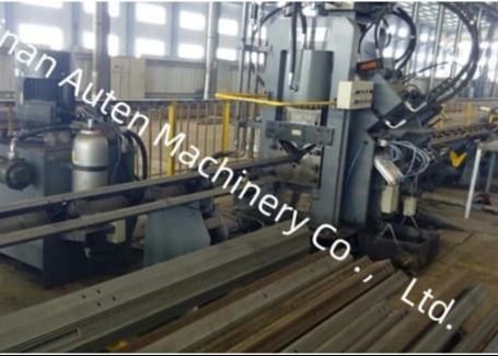 Konfigurowalna szlifierka do narzędzi CNC