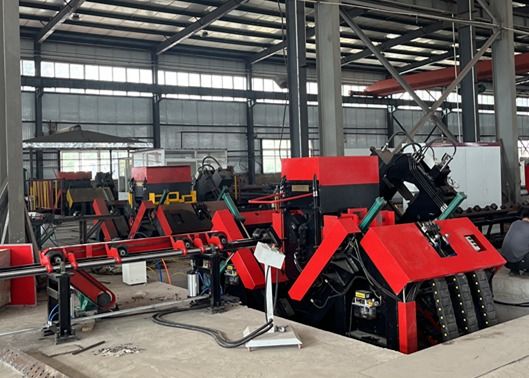 Wysokowydajna, zautomatyzowana maszyna do obróbki kątowników CNC do wiercenia i stemplowania dużych kątowników stalowych