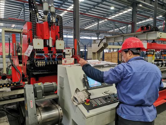 Wysoce skonfigurowana moc 60KW Płytka CNC 3-osiowa Automatyczna maszyna do bicia hydrauliczna maszyna do bicia wiązek wzdłużnych
