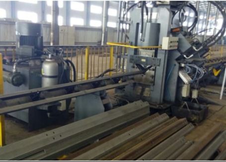 Szybkości automatyczne CNC hydrauliczne Perforacja oznakowanie Maszyna do cięcia 3 osi CNC kątowe wiercenie stalowe płytka łącząca do komunikacji