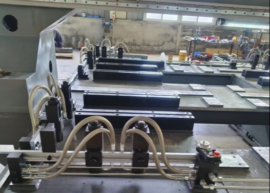 Automatyczna wiertarka CNC do płyt z siłą docisku 7,5 kN, szerokość rowka T 28 mm, moc chłodzenia 0,45 kW