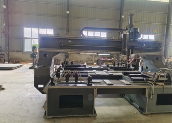 Automatyczna wiertarka CNC do płyt z siłą docisku 7,5 kN, szerokość rowka T 28 mm, moc chłodzenia 0,45 kW