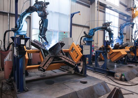 Spawaj podstawę wież transmisyjnych Użyj robota spawalniczego Cnc Tower 2 szt. Stoły robocze