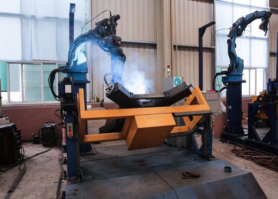 Spawaj podstawę wież transmisyjnych Użyj robota spawalniczego Cnc Tower 2 szt. Stoły robocze