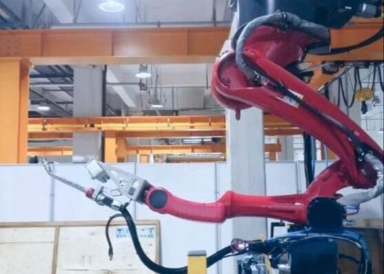 Powtarzalność ±0.07 mm Robot spawalniczy na szynie odwróconej 180000 Lux Odporność na światło