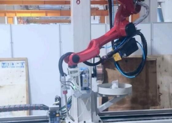 Powtarzalność ±0.07 mm Robot spawalniczy na szynie odwróconej 180000 Lux Odporność na światło