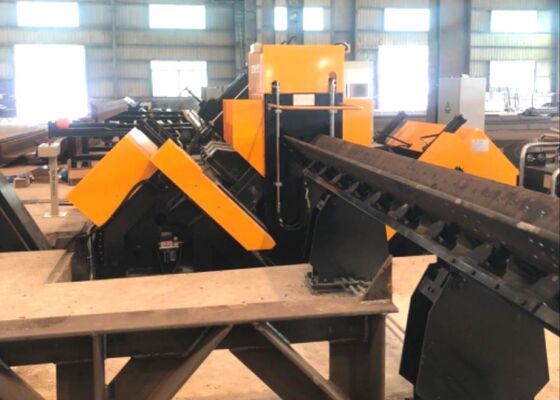 Maszyna CNC z linią kątową, wielkości stali kątowej do 250x250x32m z możliwością znakowania wiertniczych