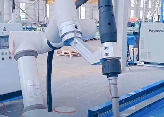 Inteligentne roboty spawalnicze do współpracy zaprojektowane do współpracy człowiek-robot
